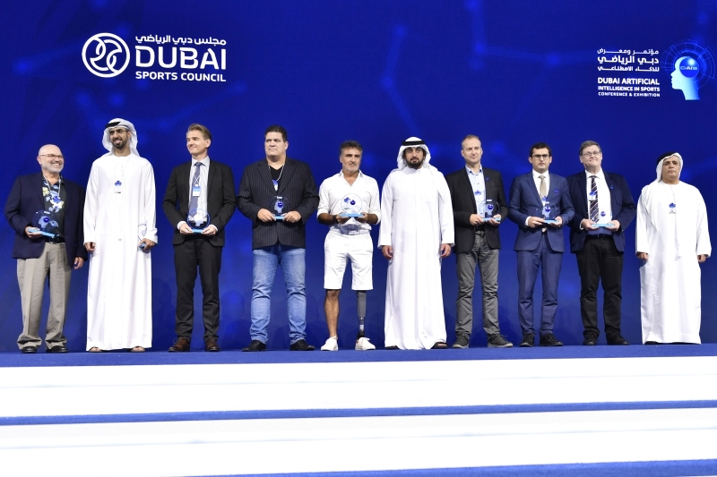 "أحمد بن محمد يتوسط عدداً من المكرمين بحضور عمر العلماء ومطر الطاير | تصوير: سيف محمد"