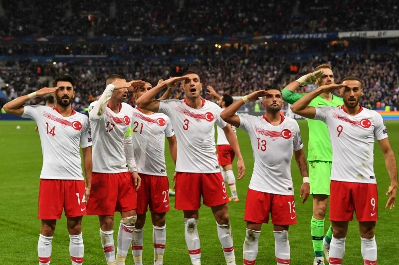 "لاعبو المنتخب التركي يؤدون التحية العسكرية | أ ف ب"
