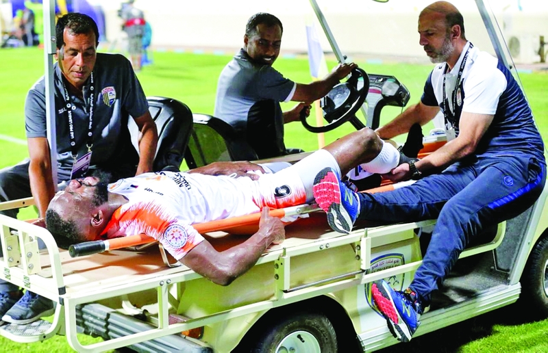"دومبيا يغادر ملعب المباراة بعد تعرضه للإصابة | البيان"