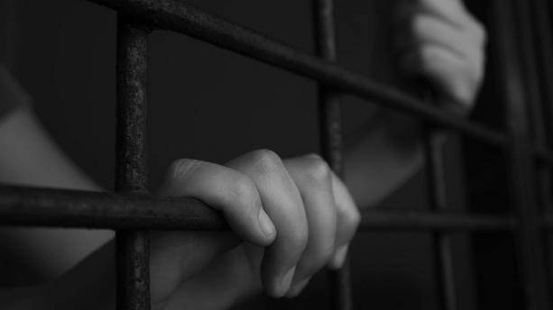 حقيبة تقود فتاة إلى السجن