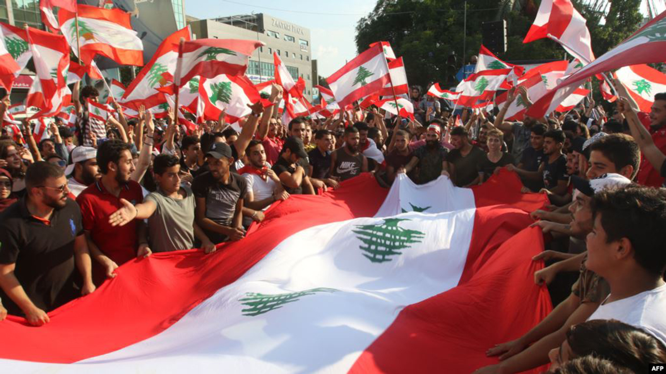 لبنانية تلتقي بابنها في مظاهرة .. بعد فراق 11 عاماً