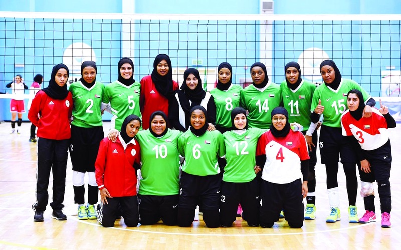 "شمسة بنت حشر تتوسط لاعبات منتخب الطائرة | البيان"