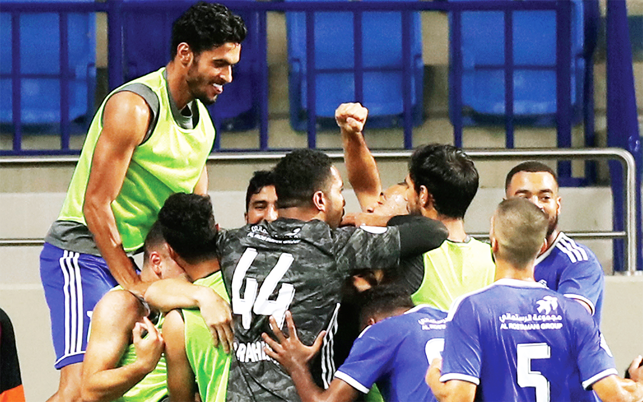 "فرحة لاعبي النصر بالفوز الثمين على شباب الأهلي | تصوير: سالم خميس"