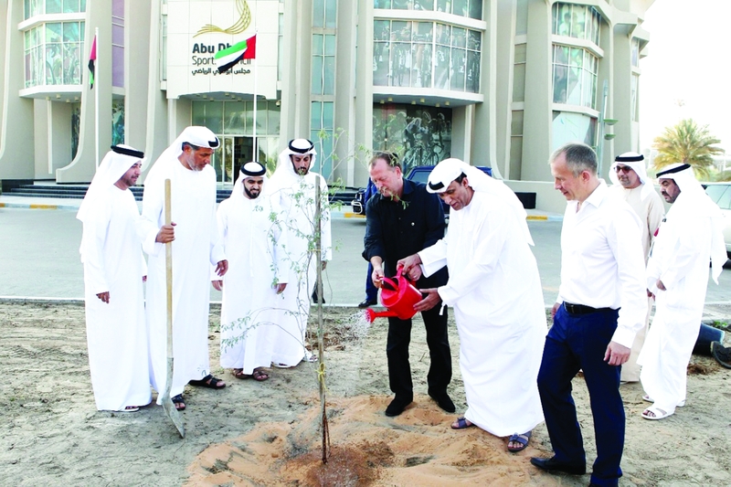 "محمد بن ثعلوب وماريوس فايزر والحضور خلال غرس شجرة التسامح | البيان"