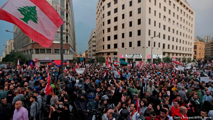 إصابات خلال محاولة قوات من الجيش فتح طريق قطعه محتجون بلبنان
