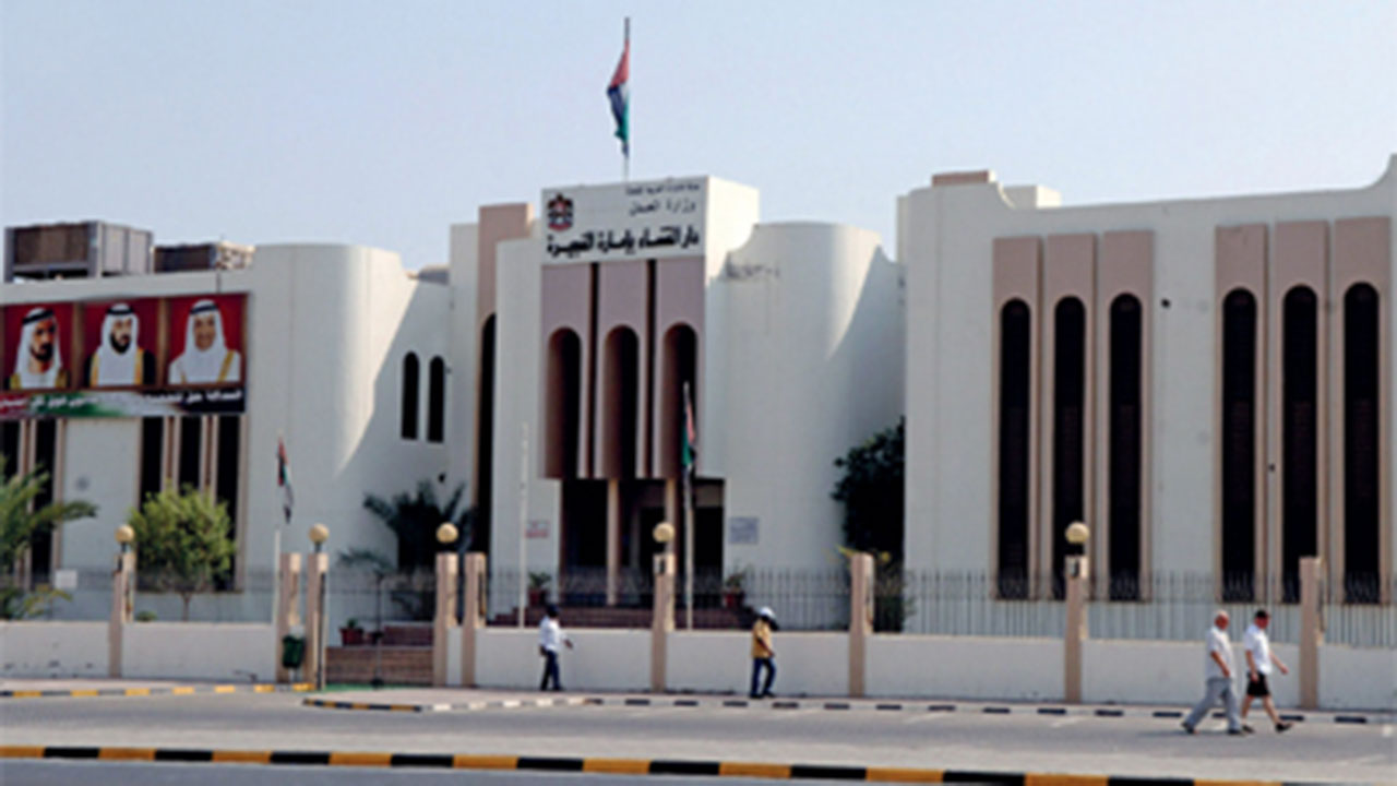 معلم أجنبي ينفي اعتداءه على طالبين