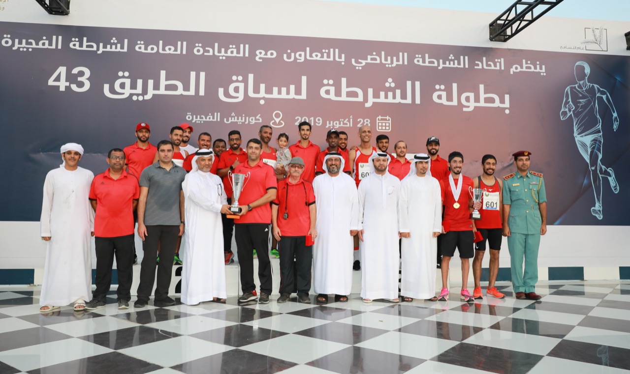 "جانب من تتويج شرطة الفجيرة بكأس السباق"