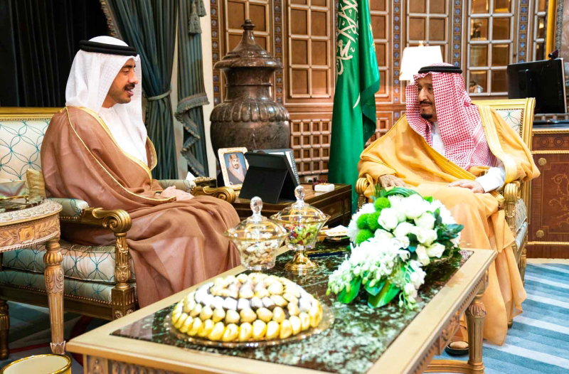 خادم الحرمين يبحث العلاقات مع عبد الله بن زايد