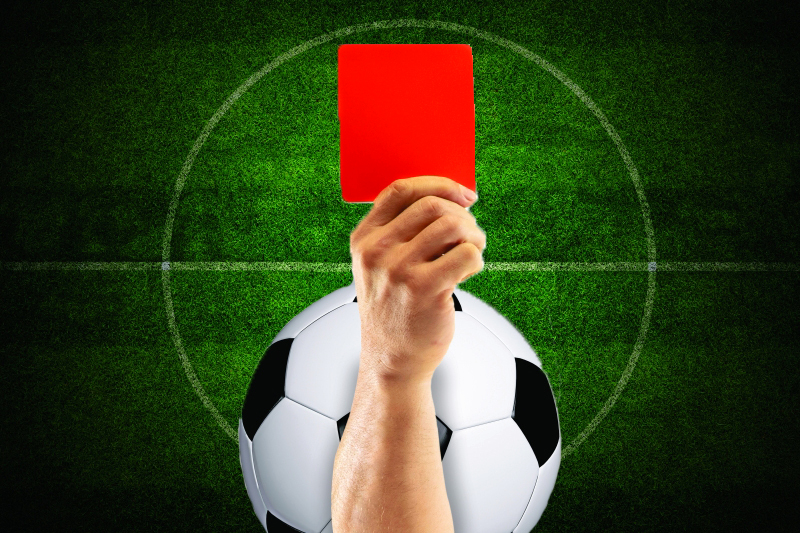 أزمة في بيت «قضاة الملاعب»
