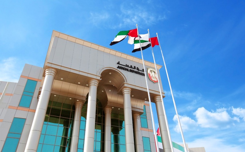 متعاطٍ يقود بالاتجاه المعاكس ويعتدي  على رجل شرطة