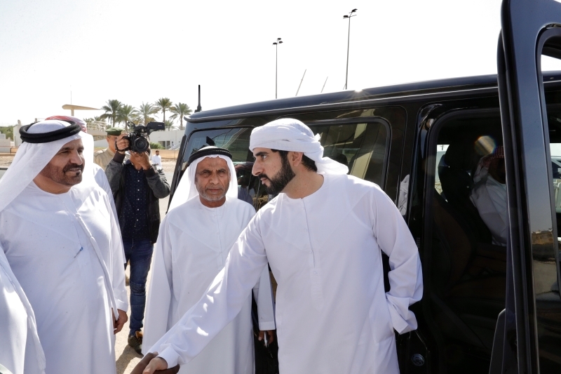 "حمدان بن محمد خلال حضوره منافسات الهجن في المرموم | البيان"