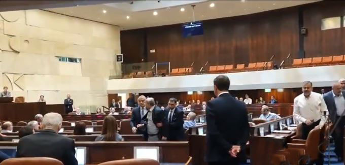 بالفيديو.. النواب العرب يحتجون على خطاب نتانياهو في «الكنيست» والأمن يطردهم