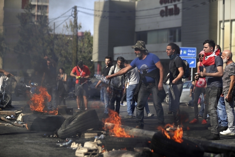 لبنان يغلي.. والجيش يحقق في مقتل متظاهر