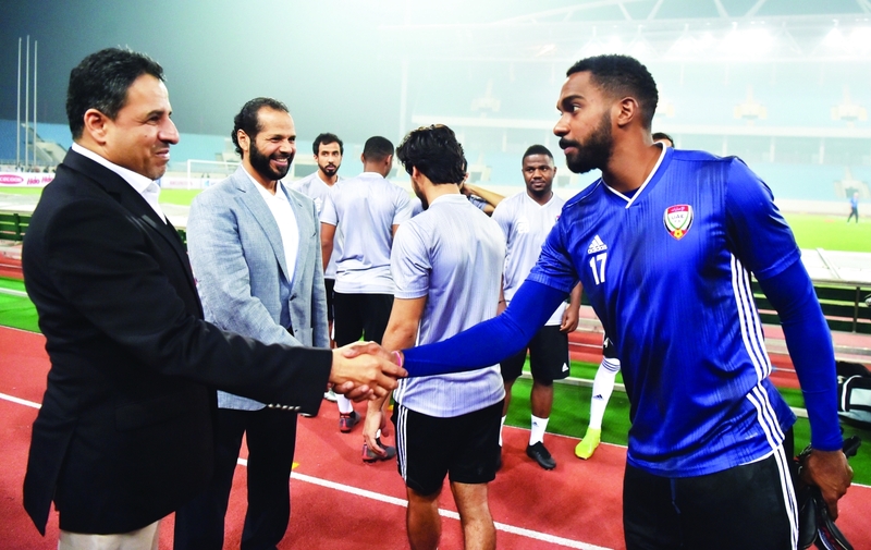 "عبيد الظاهري ومروان بن غليطة خلال حضورهما مران المنتخب | البيان"