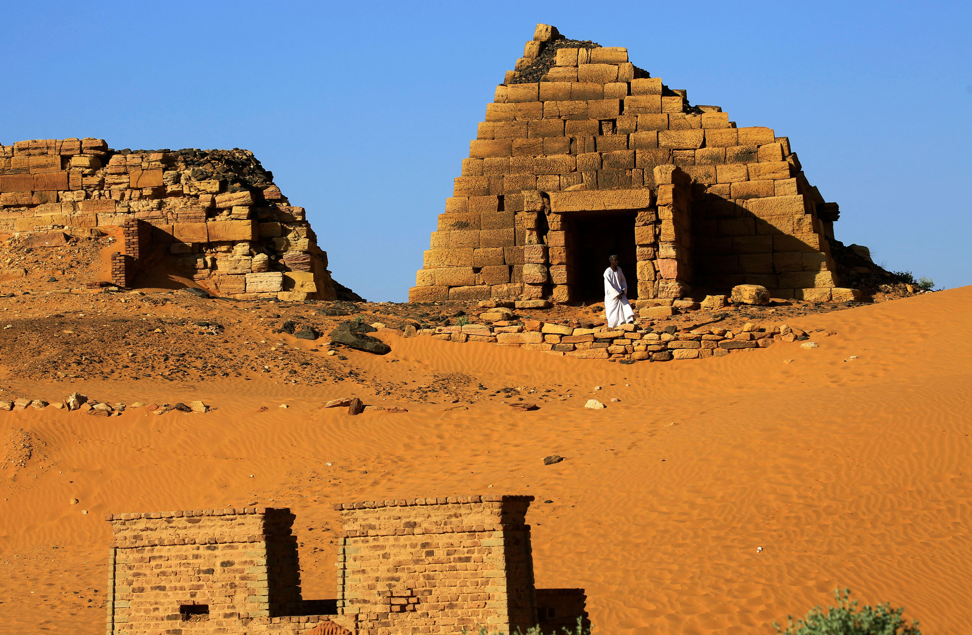 السودان يتطلع إلى الأهرامات لجذب السياحة