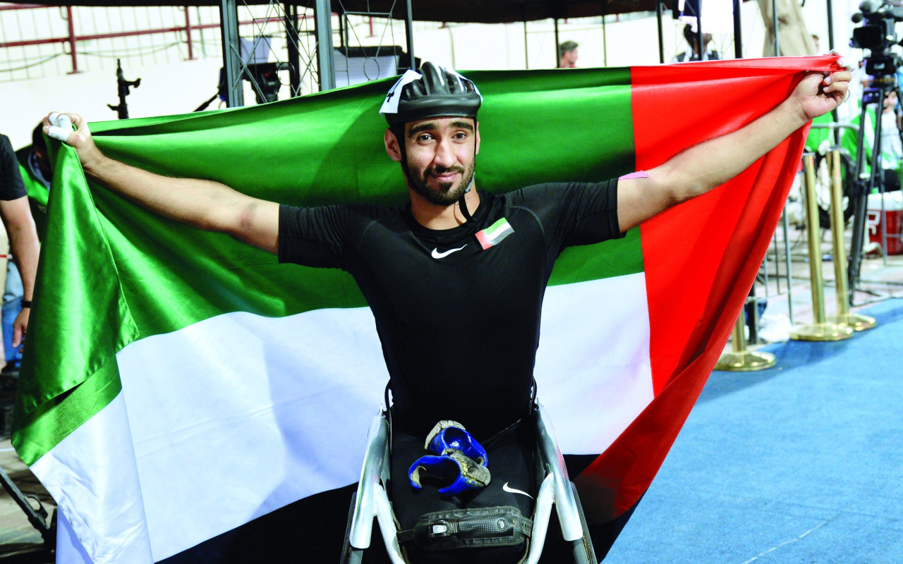 "البطل محمد القايد يحمل علم الإمارات احتفالاً بالفوز | البيان"