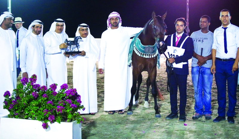 "كبار الحضور خلال تتويج «دي بارق» لمربط دبي | البيان"