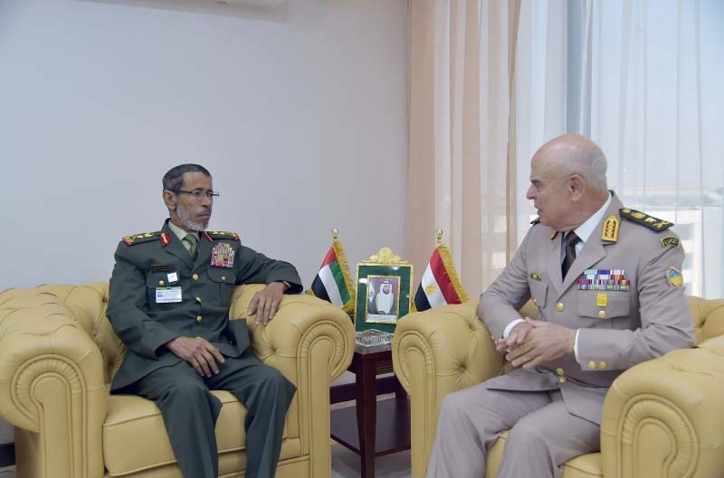 رئيس الأركان يبحث مع مسؤولين عسكريين تعزيز التعاون المشترك
