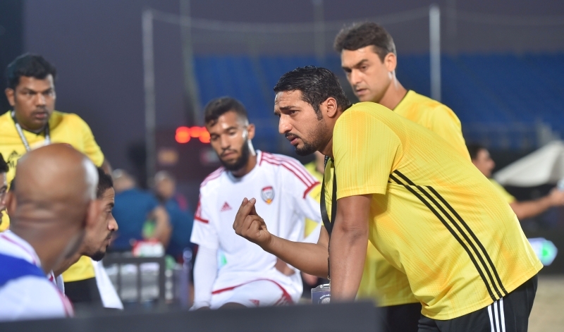 "المازمي يوجه اللاعبين خلال مباراة نيجيريا الودية | البيان"