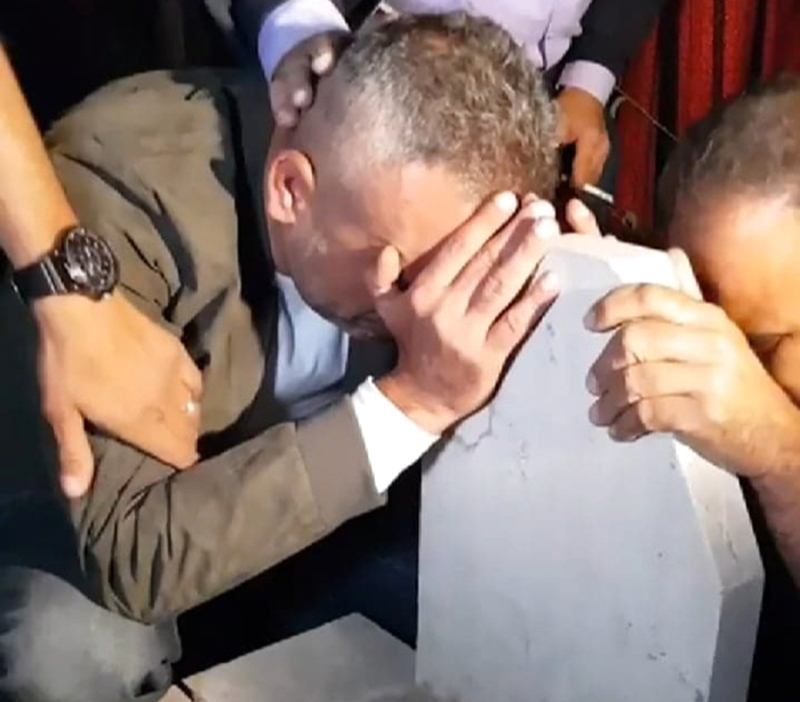 علام.. أسير عانق قبر أمه بدموع حريته