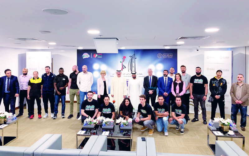 "صورة جماعية للمتحدثين مع ممثلي الفرق المشاركة | البيان"