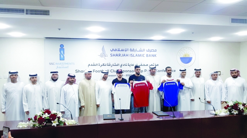 "إبراهيم الجروان وجاسم البلوشي يتوسطان الحضور خلال توقيع اتفاقية الرعاية | البيان"