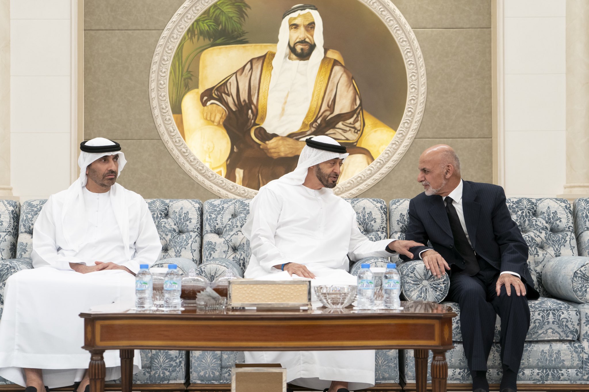 محمد بن زايد يتقبل التعازي بوفاة سلطان بن زايد من الرئيس الأفغاني