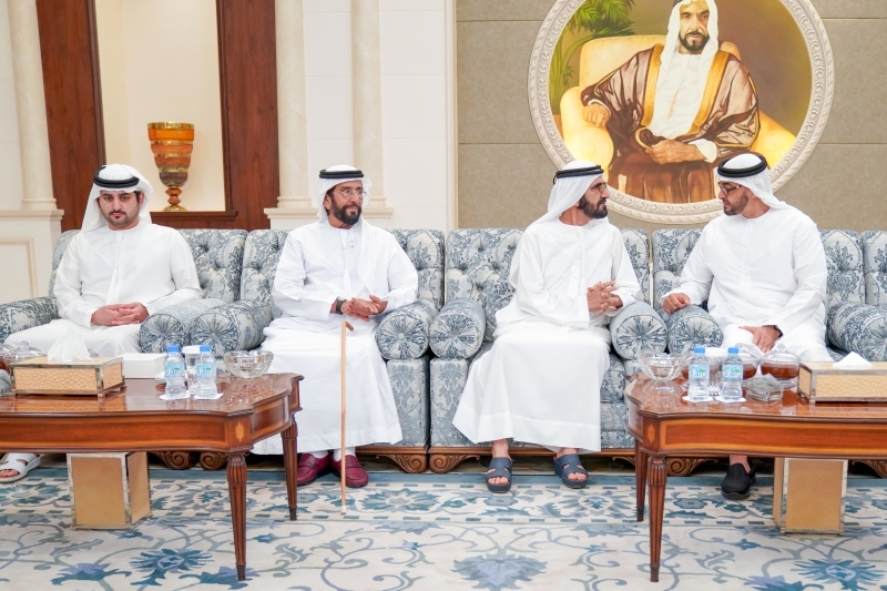 محمد بن راشد يعزي محمد بن زايد بوفاة سلطان بن زايد