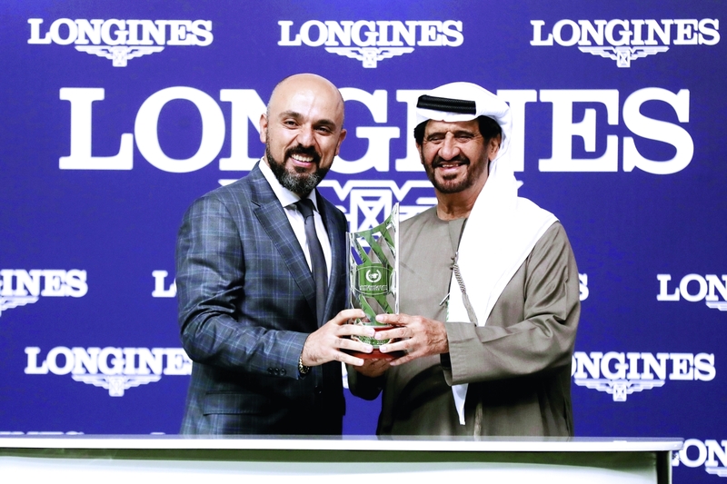 "علي الرايحي متسلّماً جائزة الشوط السابع من باتريك عون | البيان"