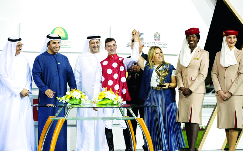 "أحمد الريسي ولارا صوايا خلال تتويج أبطال الشوط الرابع | البيان"