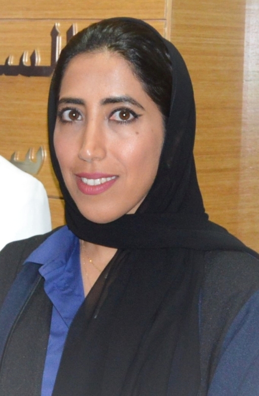 "الكاتبة والرحالة روضة المري"