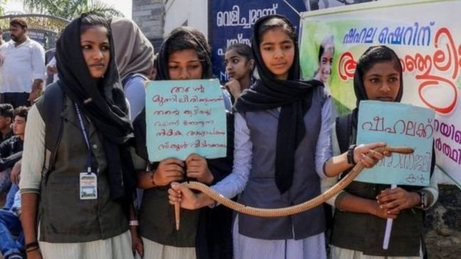 وفاة تلميذة لدغها ثعبان في الفصل أمام تجاهل مدرسها
