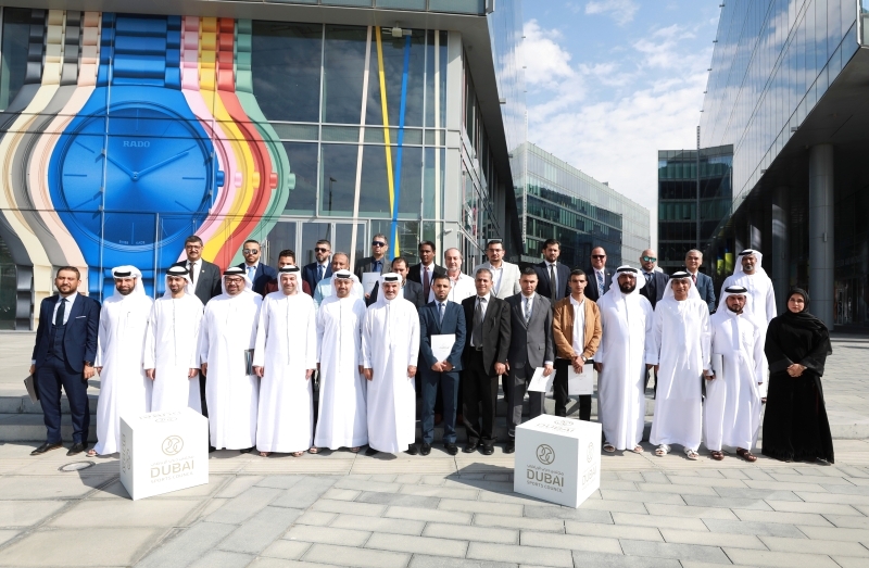 "سعيد حارب وناصر آل رحمة يتوسطان المشاركين في الدورة | من المصدر"