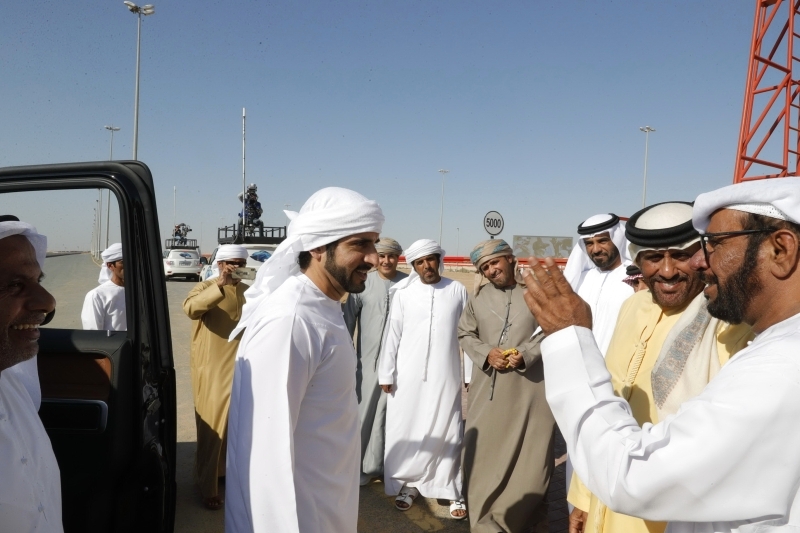 "حمدان بن محمد خلال متابعته السباقات | البيان"