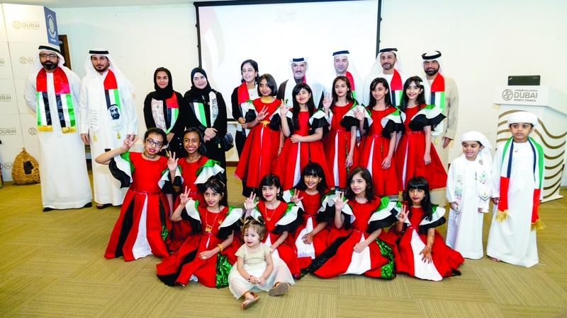 "سعيد حارب وناصر آل رحمة ومديرو الإدارات يحتفلون مع طالبات مدرسة دبي الدولية | من المصدر"