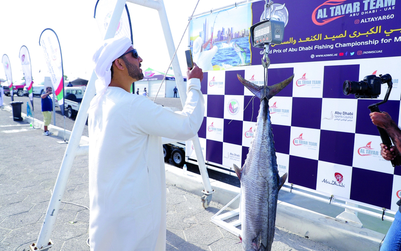 "خلال قياس أوزان الأسماك لتحديد الفائزين | من المصدر"