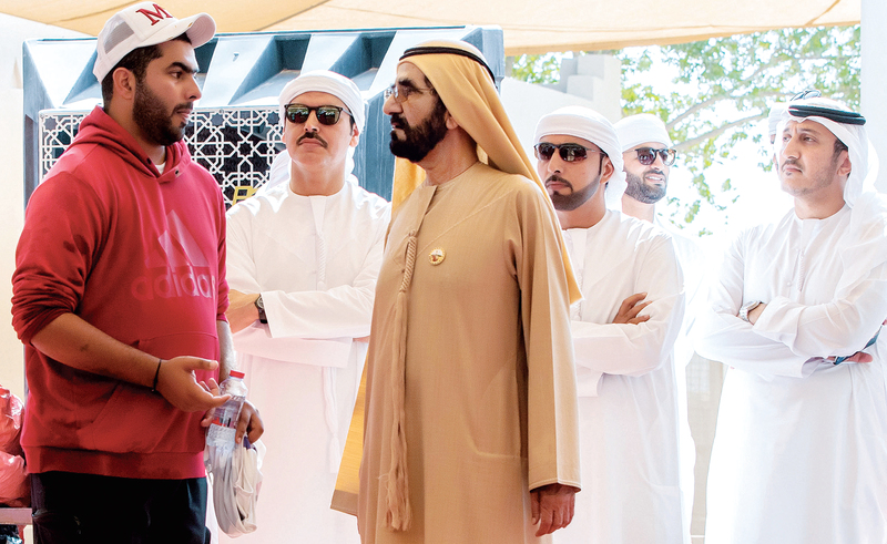 "محمد بن راشد متحدثاً إلى محمد السبوسي بحضور فيصل القاسمي وسلطان السبوسي | تصوير: أحمد بدوان"