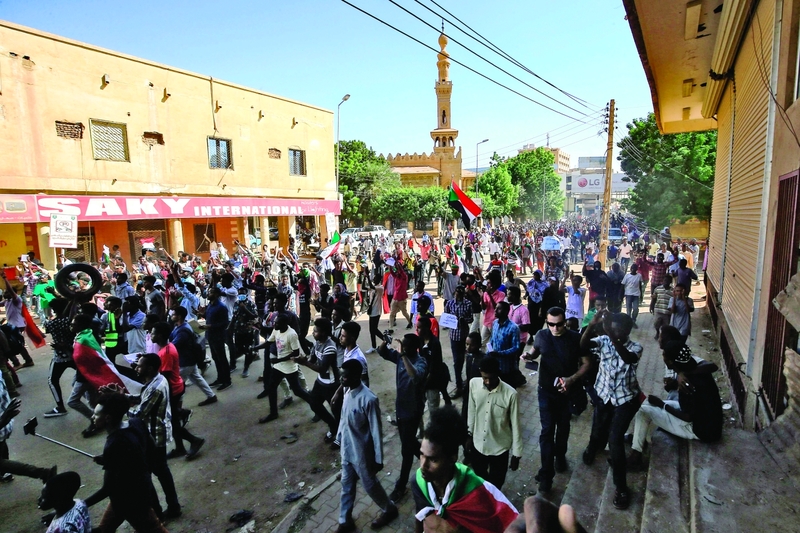 السودان يحشد جيرانه لتحقيق السلام الداخلي