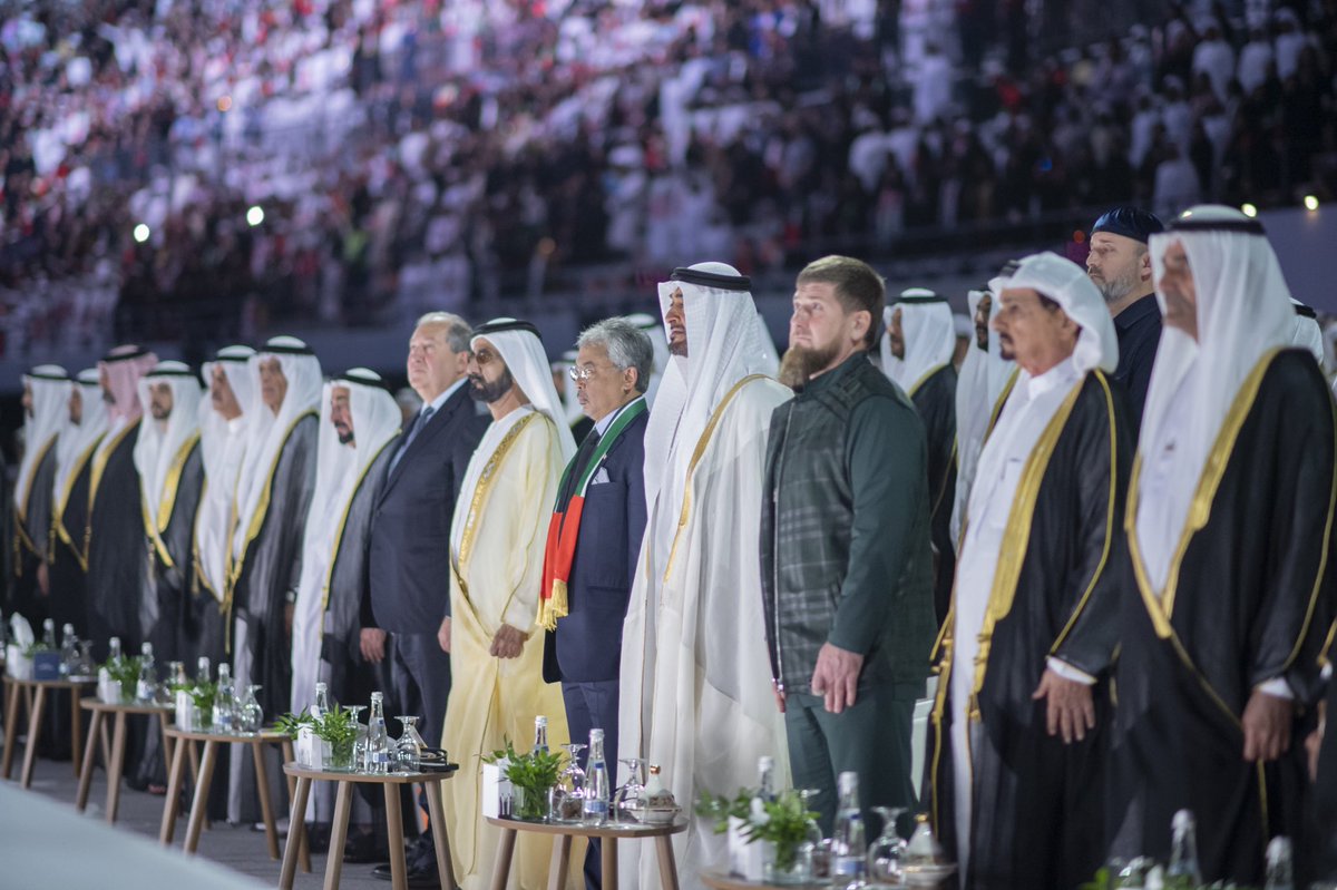 محمد بن راشد ومحمد بن زايد والحكام يشهدون الاحتفال باليوم الوطني الـ48