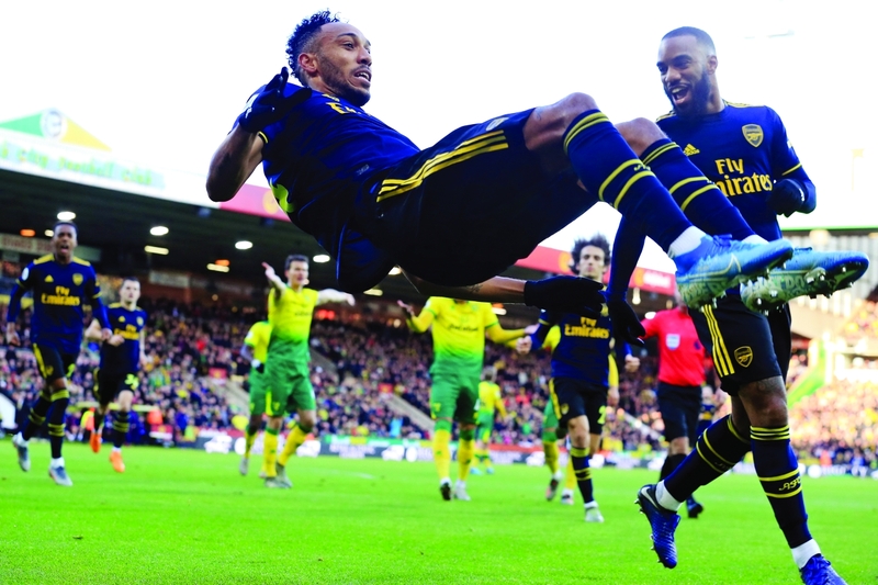 "أوباميانغ يحتفل بعد تسجيله الهدف الأول | أ ف ب"