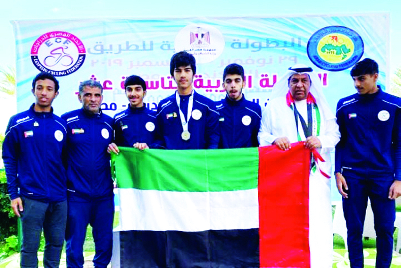 "محمد المطيوعي يحتفل بالفضية مع بعثة المنتخب | البيان"