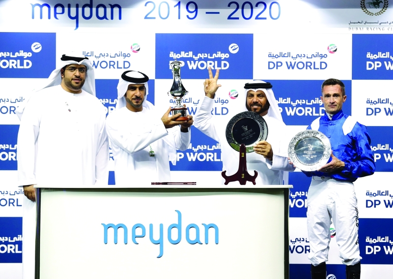 "سالم السبوسي ومصبح المهيري ودين أونيل خلال تسلمهم جائزة الشوط السادس من أحمد الحداد | البيان"