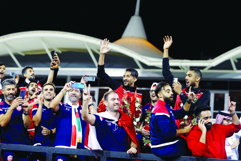 "منتخب البحرين يحتفل بكأس الخليج في شوارع المنامة | رويترز"