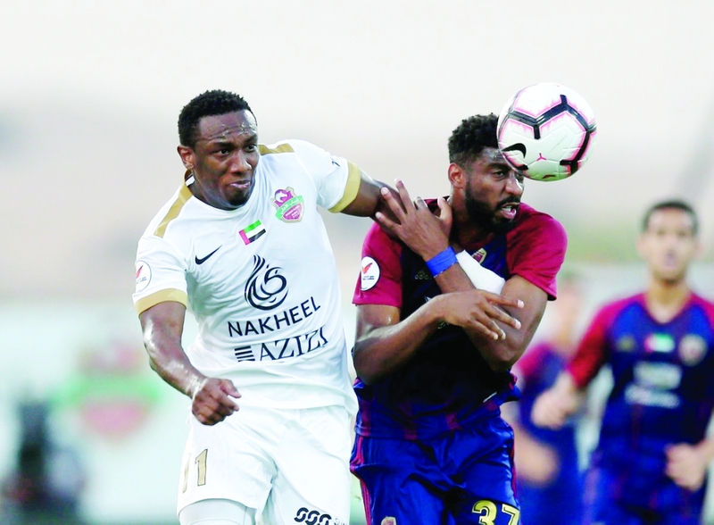 "جانب من مباراة سابقة بين شباب الأهلي والوحدة | البيان"