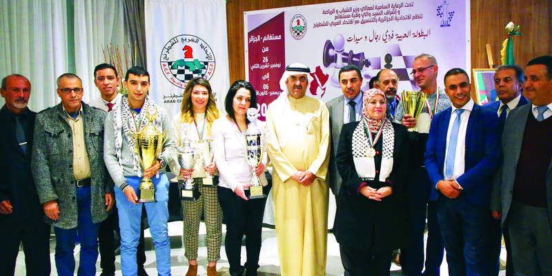 "سعود بن عبد العزيز المعلا يتوسط الحضور والأبطال في ختام البطولة | من المصدر"