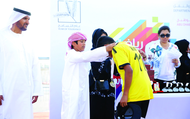 "زايد بن طحنون يكرم المشاركين | البيان"