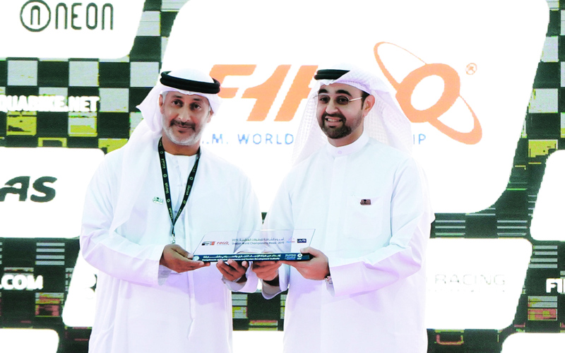 "محمد حارب يتسلم الدرع التذكارية من خالد المدفع | من المصدر"