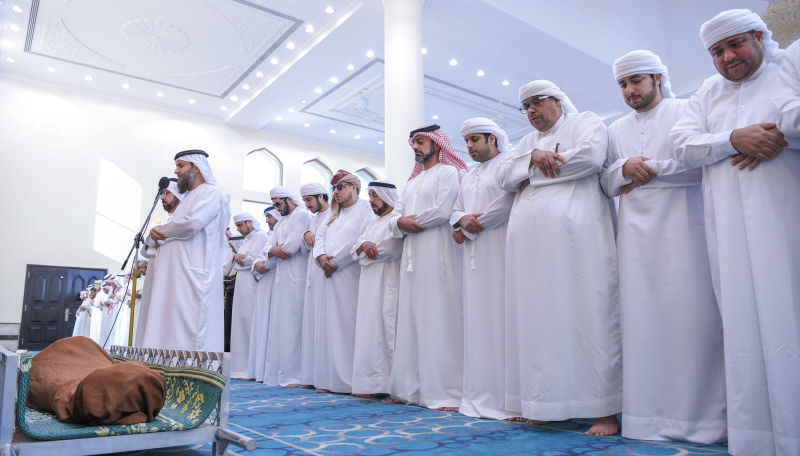 ولي عهد عجمان يؤدي صلاة الجنازة  على جثمان سامي المطروشي