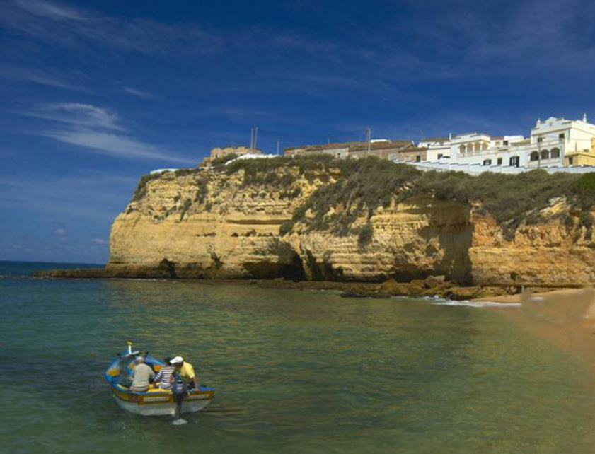 قصة 8 مهاجرين من المغرب إلى البرتغال على قارب خشبي