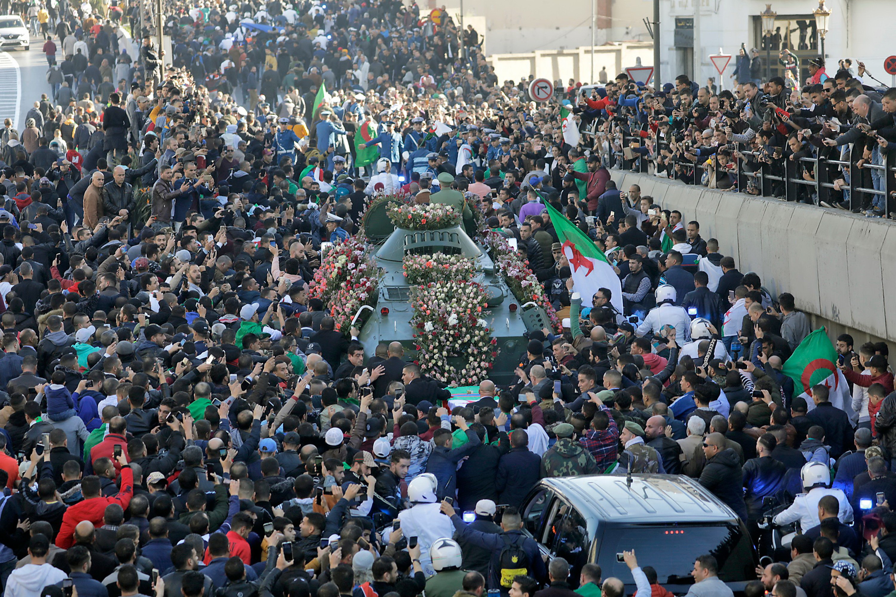 حشود غفيرة تودع جثمان قائد الجيش الجزائري إلى مثواه الأخير